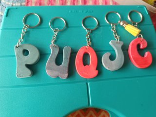 Llaveros personalizados con inicial de arcilla