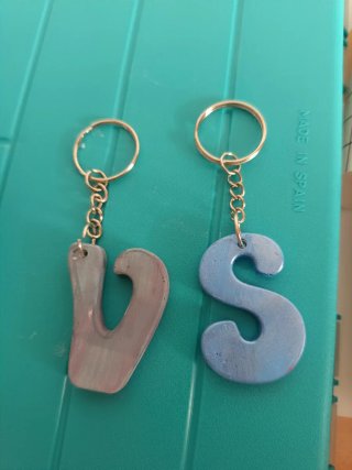 Llaveros personalizados con inicial de arcilla