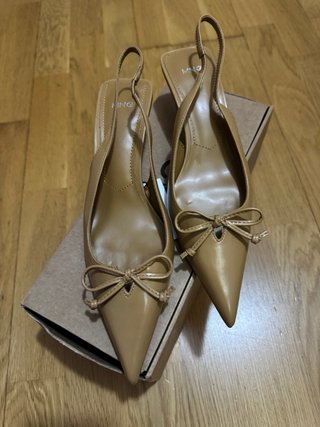 Zapatos Mango tacón bajo beige lazo