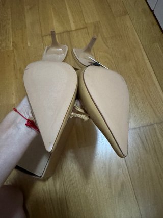 Zapatos Mango tacón bajo beige lazo