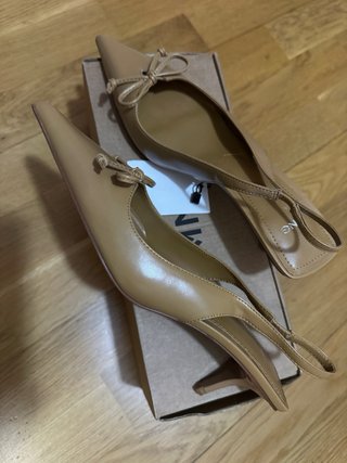 Zapatos Mango tacón bajo beige lazo