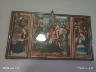 Antiguo retablo religioso tríptico