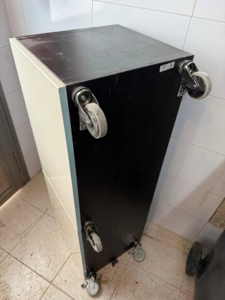 Mueble TV salón negro y blanco
