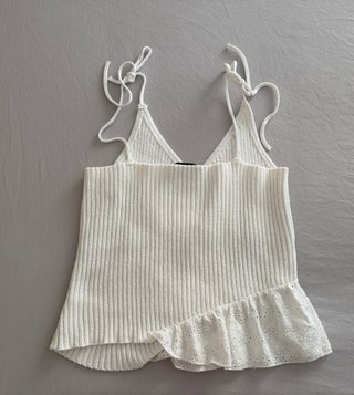 Top Zara blanco con volantes