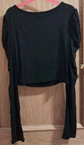 Camiseta negra.
