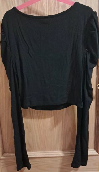 Camiseta negra.