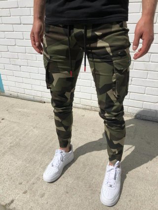 Pantalón chándal camuflaje multibolsillos