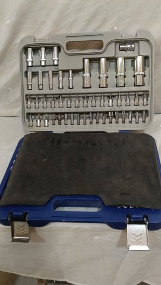 Caja de herramientas y remachadora