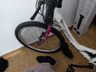 Bicicleta de montaña blanca