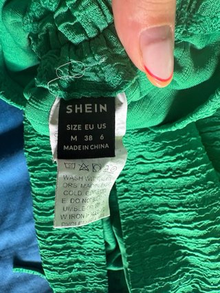 Vestido verde fruncido con cordones