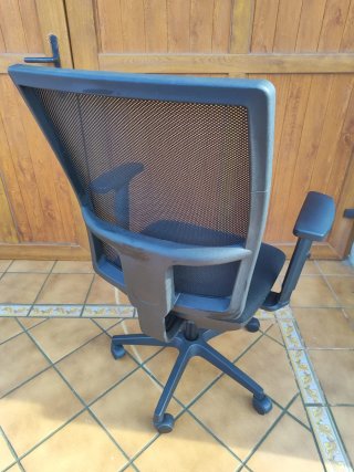 Silla de oficina ergonómica negra