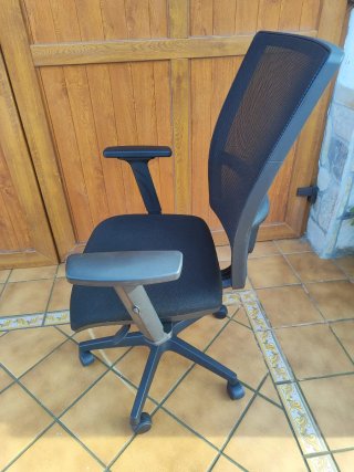 Silla de oficina ergonómica negra