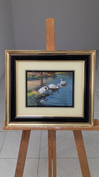Cuadro de cisnes en lago