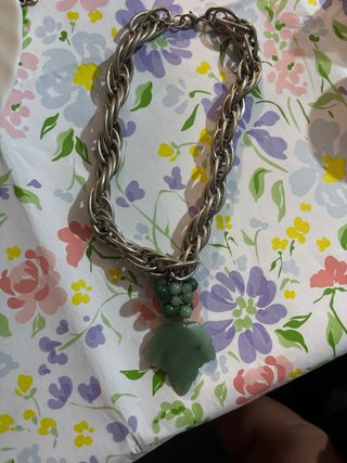 Collar cadena plateada con colgante hoja verde