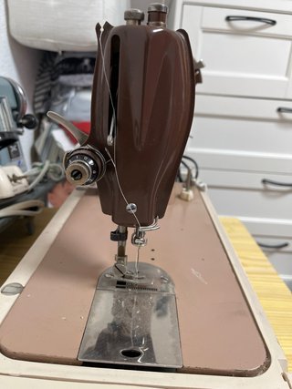 Máquina de coser Singer beige y marrón