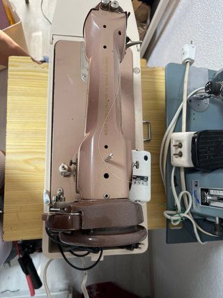 Máquina de coser Singer beige y marrón