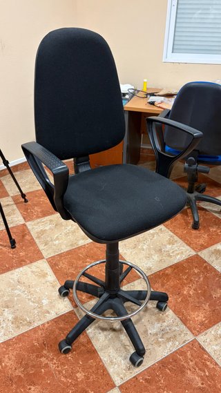 Silla de mostrador regulable negra