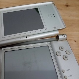 Nintendo DS Lite Plata + Cargador + Tarjeta