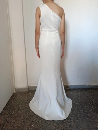 Vestido blanco elegante con abertura