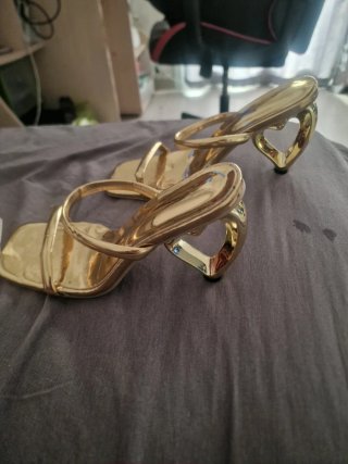 Sandalias doradas tacón corazón