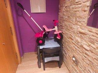Mesa, silla y triciclo infantil
