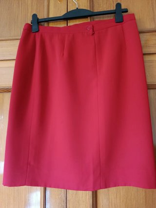 Falda roja con abertura
