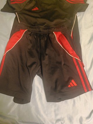 Conjunto Adidas niño negro y rojo 11-12 años