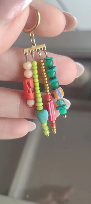 Pendientes dorados con abalorios multicolor