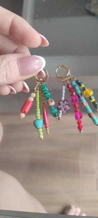 Pendientes dorados con abalorios multicolor