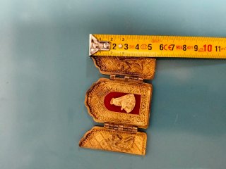 Antiguo tríptico de mesa dorado y rojo