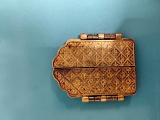 Antiguo tríptico de mesa dorado y rojo