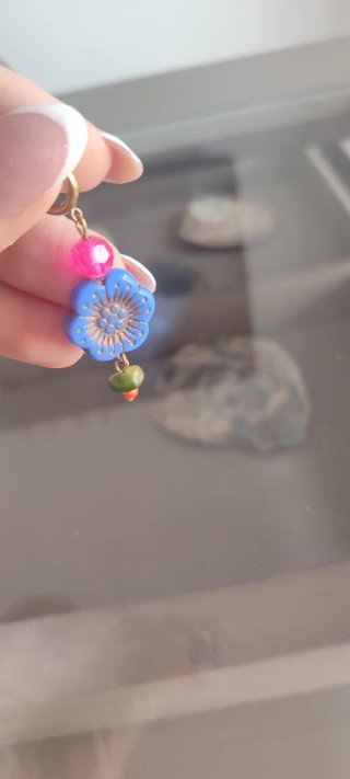 Pendientes flor azul y cuentas fucsia