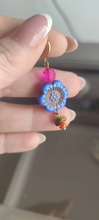 Pendientes flor azul y cuentas fucsia