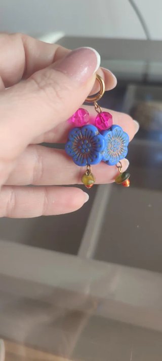 Pendientes flor azul y cuentas fucsia