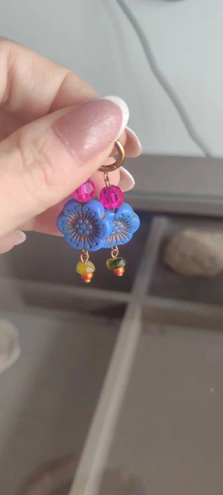 Pendientes flor azul y cuentas fucsia