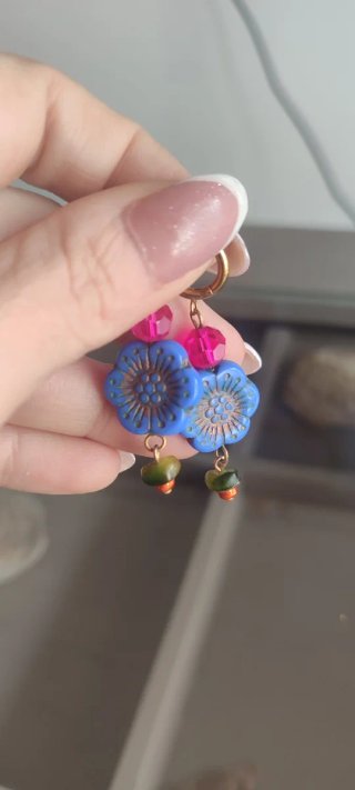 Pendientes flor azul y cuentas fucsia