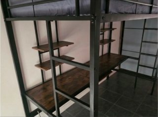Cama alta con escritorio y estantes