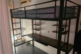 Cama alta con escritorio y estantes