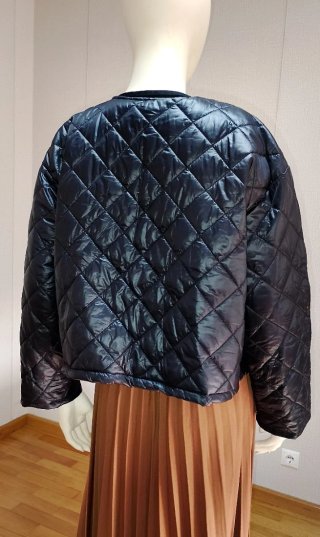 Chaqueta acolchada negra con broche