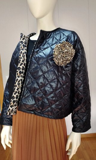 Chaqueta acolchada negra con broche