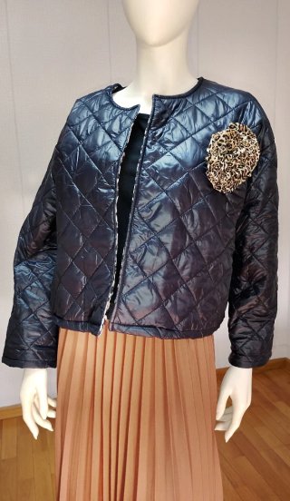 Chaqueta acolchada negra con broche