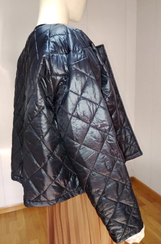 Chaqueta acolchada negra con broche