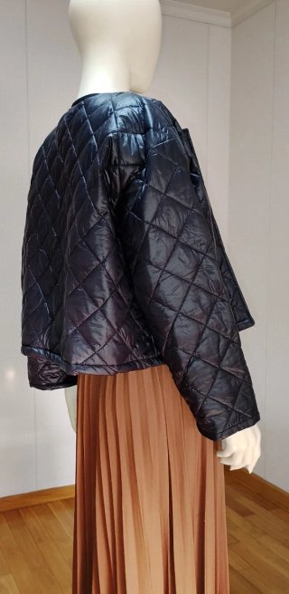 Chaqueta acolchada negra con broche