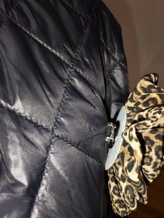 Chaqueta acolchada negra con broche