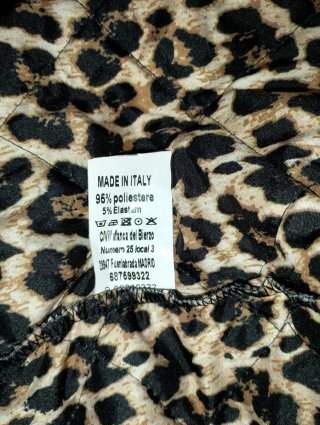 Chaqueta acolchada negra con broche