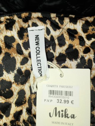 Chaqueta acolchada negra con broche