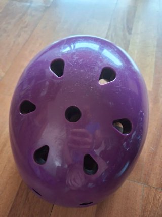 Patines, protecciones, casco y bolsa morados