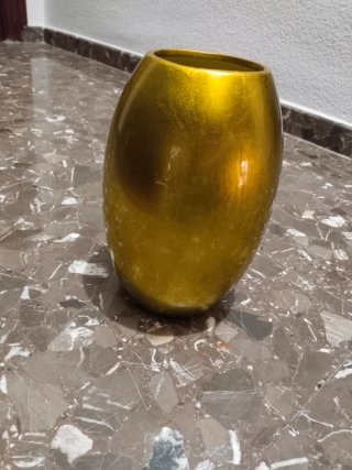 Jarrón dorado brillante