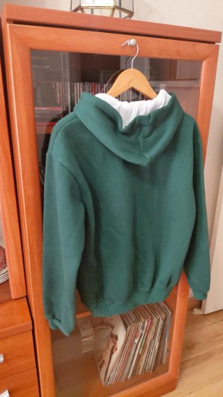 Sudadera. Verde con Logo en Relieve