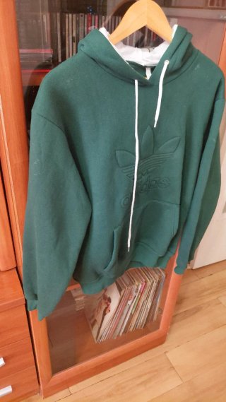 Sudadera. Verde con Logo en Relieve